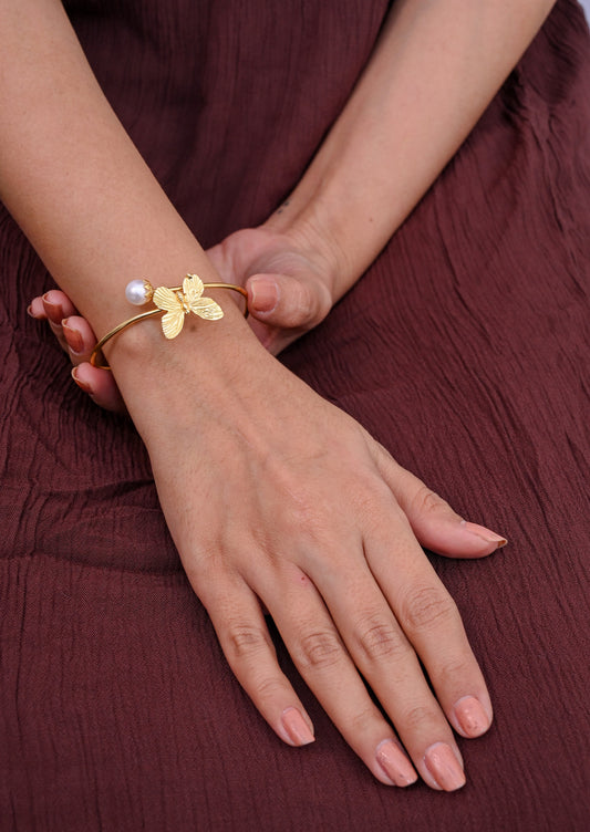 Cute Butterfly Golden Bracelet with Freshwater Pearl